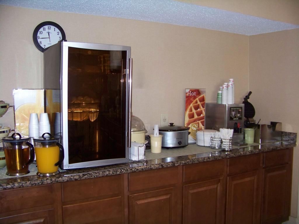 Quality Inn Huntersville Near Lake Norman Bagian luar foto