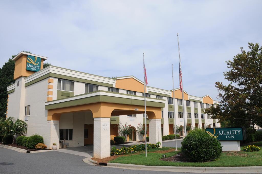 Quality Inn Huntersville Near Lake Norman Bagian luar foto