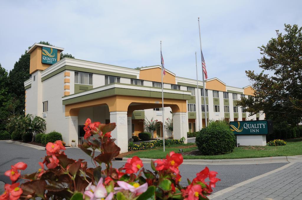 Quality Inn Huntersville Near Lake Norman Bagian luar foto