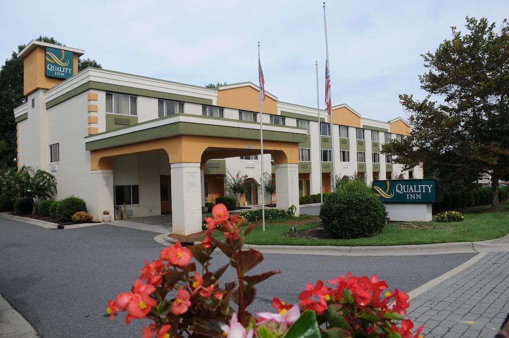 Quality Inn Huntersville Near Lake Norman Bagian luar foto