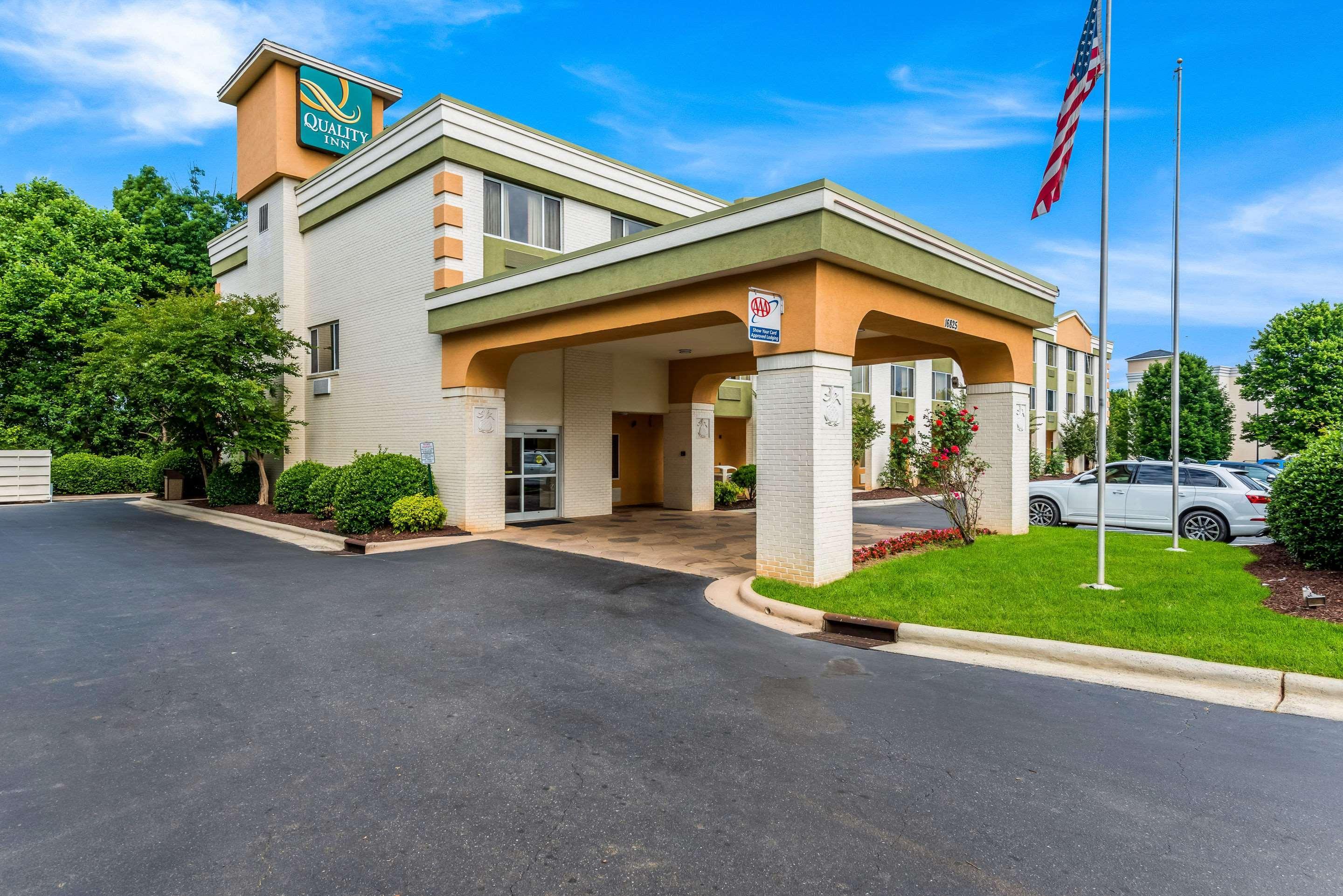 Quality Inn Huntersville Near Lake Norman Bagian luar foto