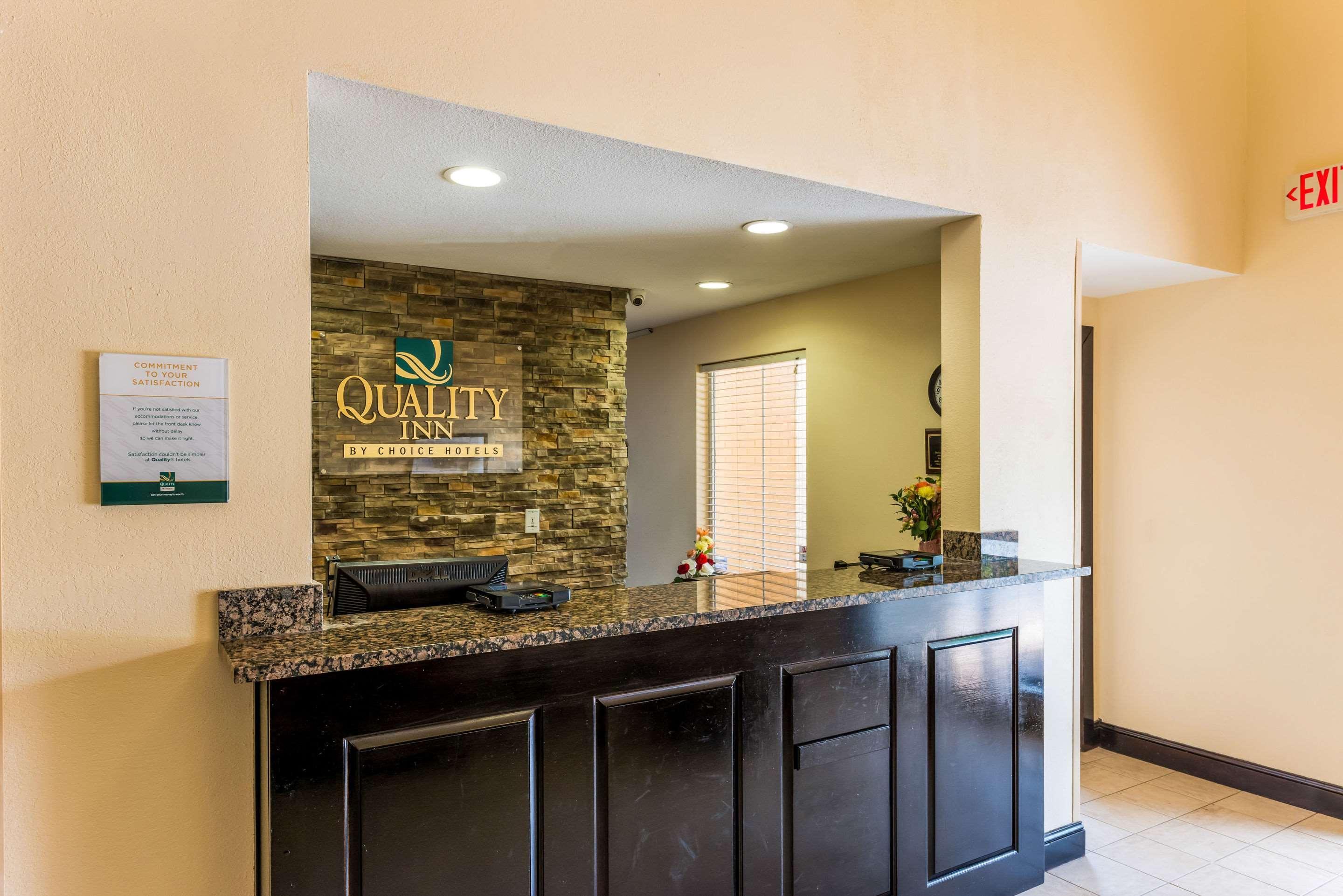 Quality Inn Huntersville Near Lake Norman Bagian luar foto