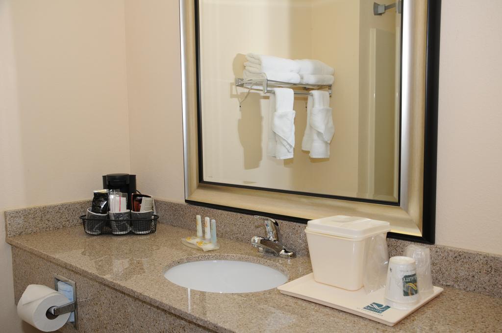 Quality Inn Huntersville Near Lake Norman Bagian luar foto