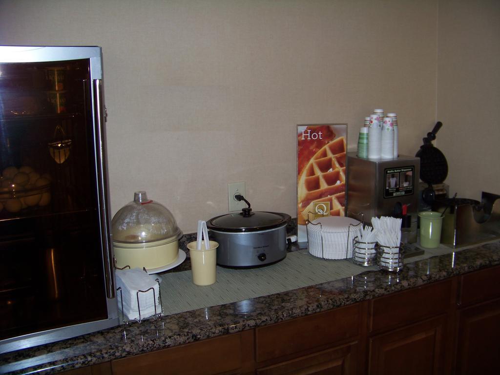 Quality Inn Huntersville Near Lake Norman Bagian luar foto