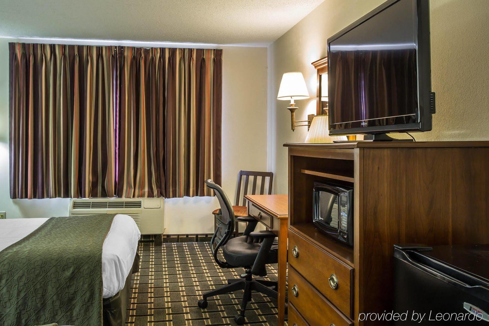 Quality Inn Huntersville Near Lake Norman Bagian luar foto