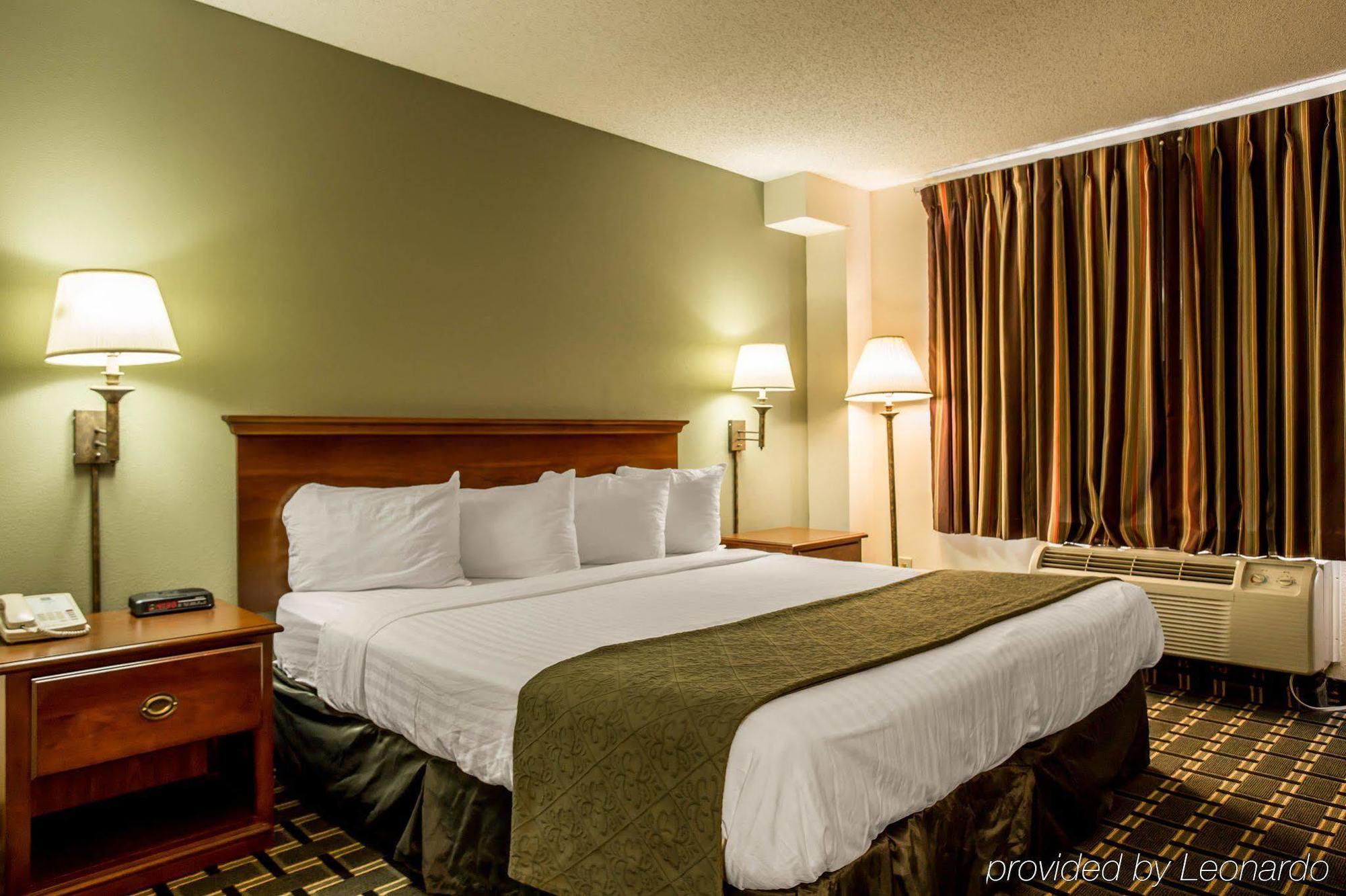 Quality Inn Huntersville Near Lake Norman Bagian luar foto