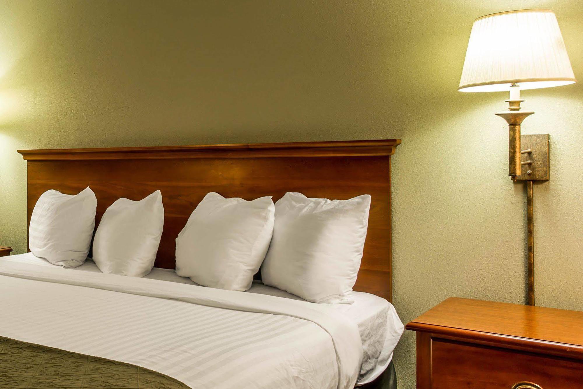 Quality Inn Huntersville Near Lake Norman Bagian luar foto