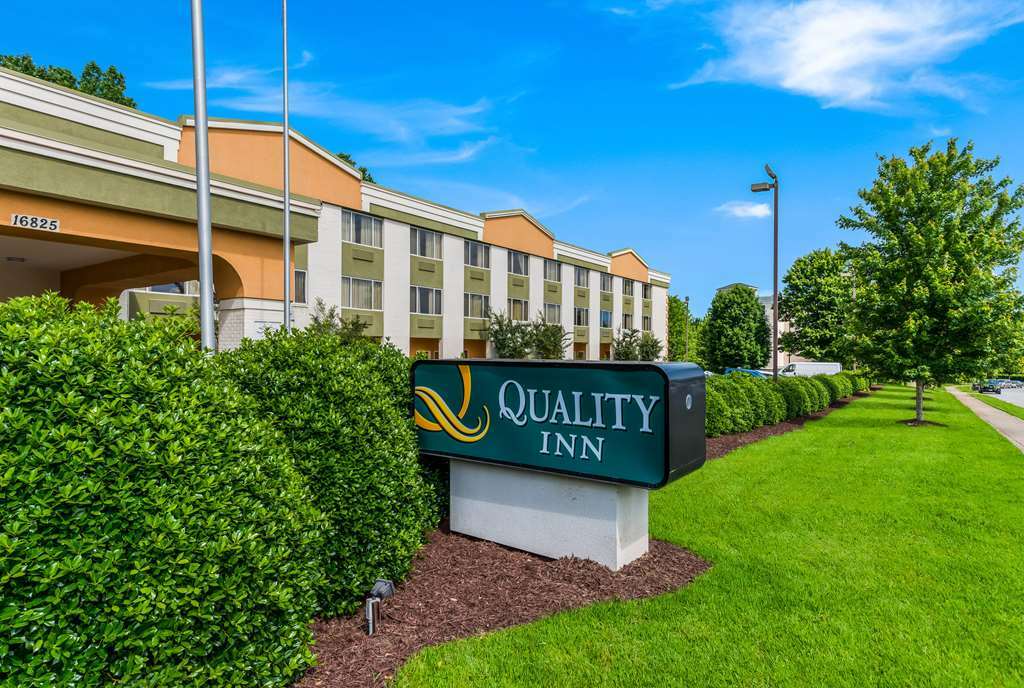 Quality Inn Huntersville Near Lake Norman Bagian luar foto